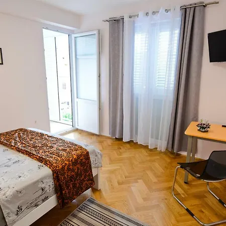 Deluxe Rocky I With Balcony View Of The Garden Apartment