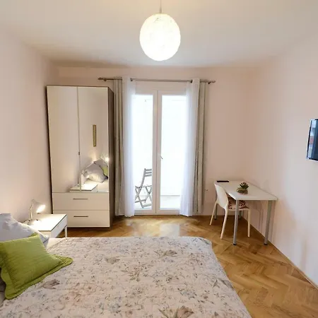 Deluxe Rocky I With Balcony View Of The Garden Apartment